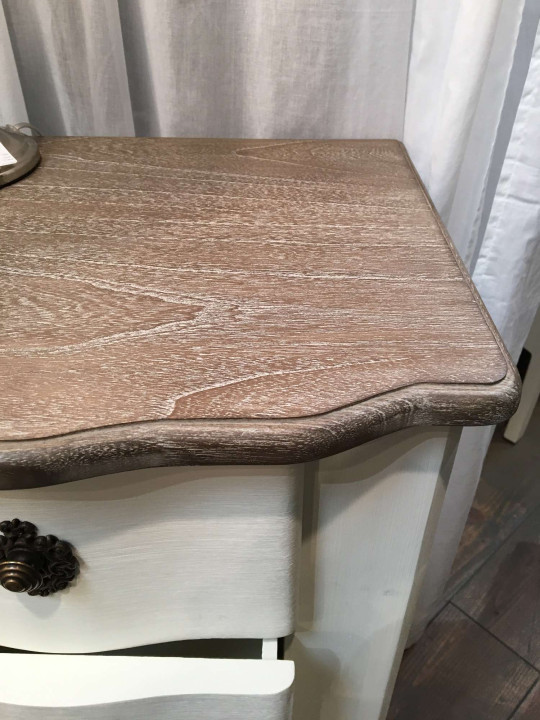 Table de nuit romantique Célestine