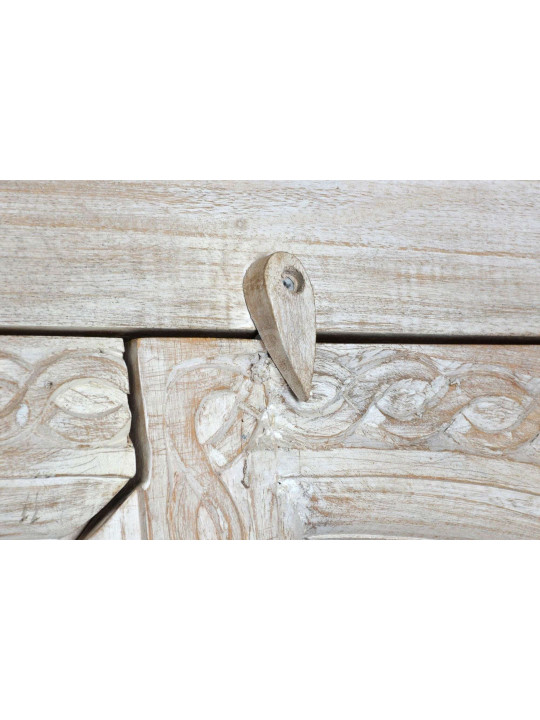 Armoire sculptée orientale blanchie