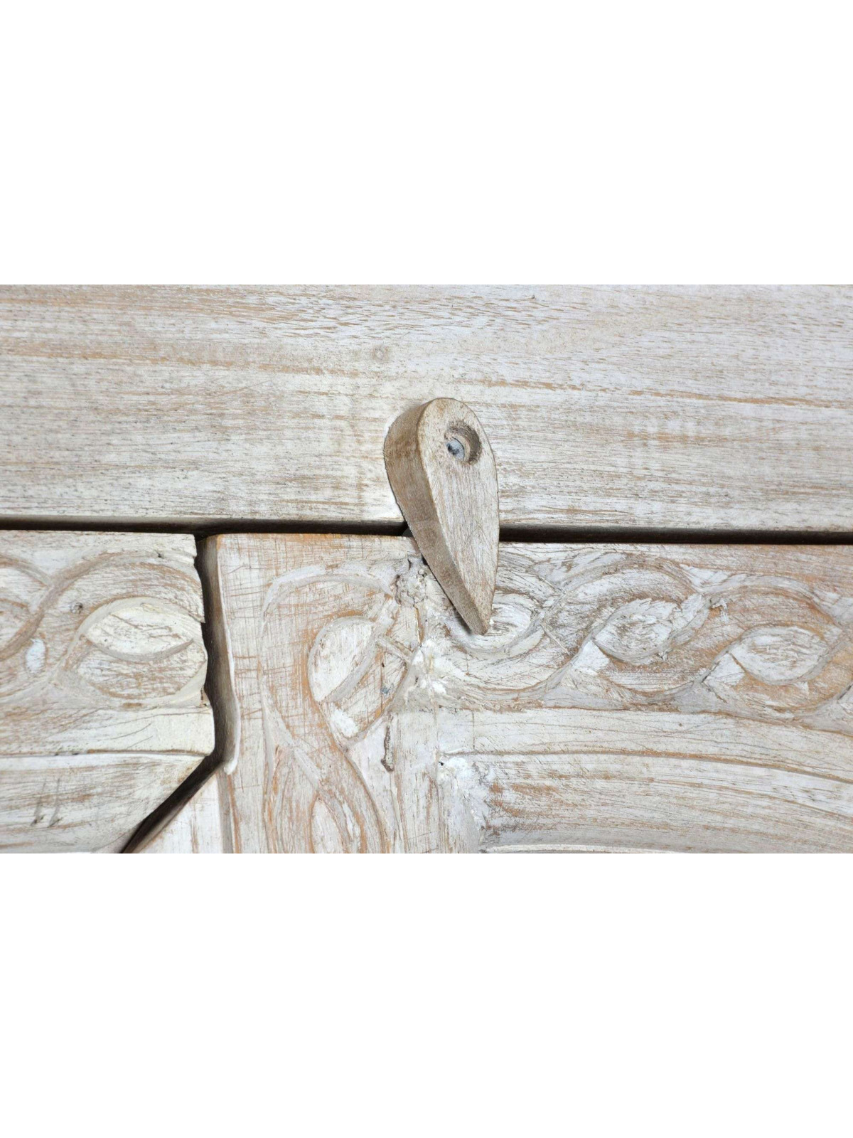 Armoire sculptée orientale blanchie