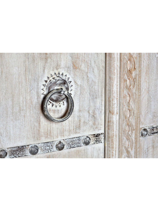 Armoire sculptée orientale blanchie