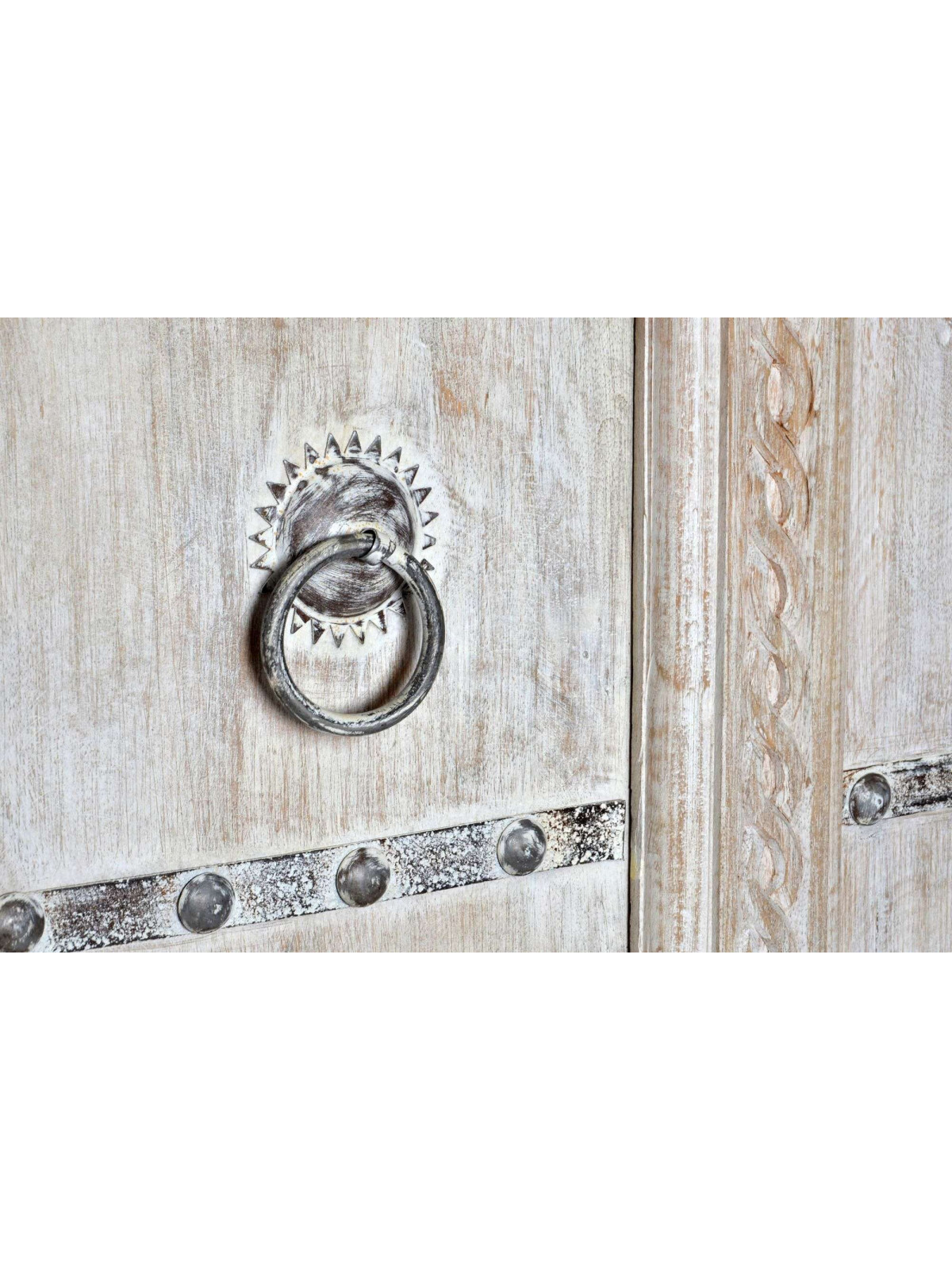 Armoire sculptée orientale blanchie