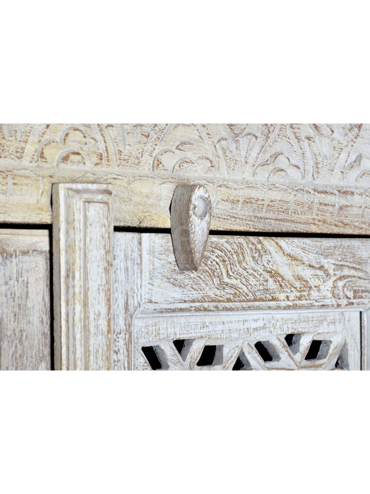 Armoire sculptée orientale ajourée