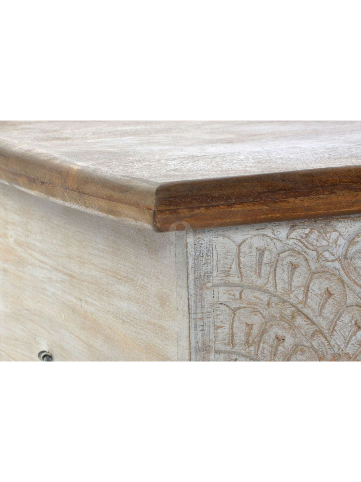 Coffre oriental sculpté
