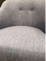 Fauteuil gris chiné sur rouletttes Fauteuil gris chiné sur rouletttes