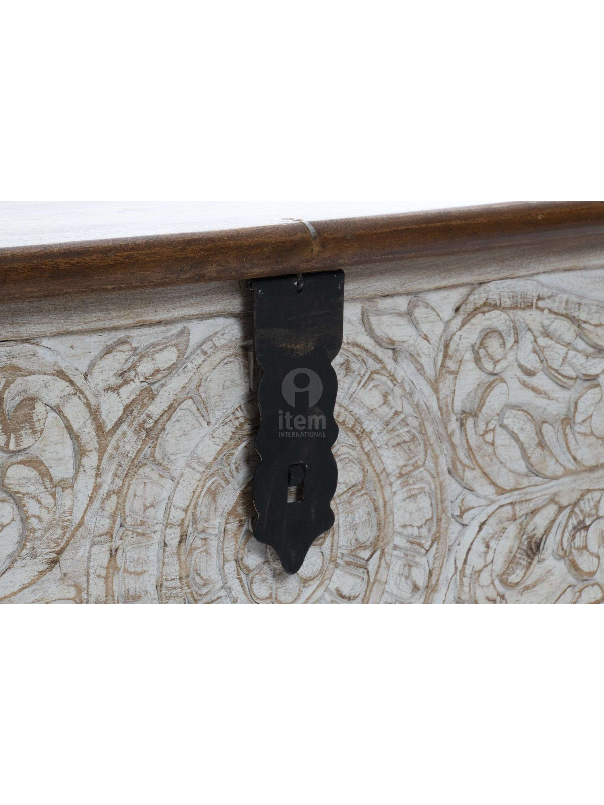 Coffre oriental sculpté