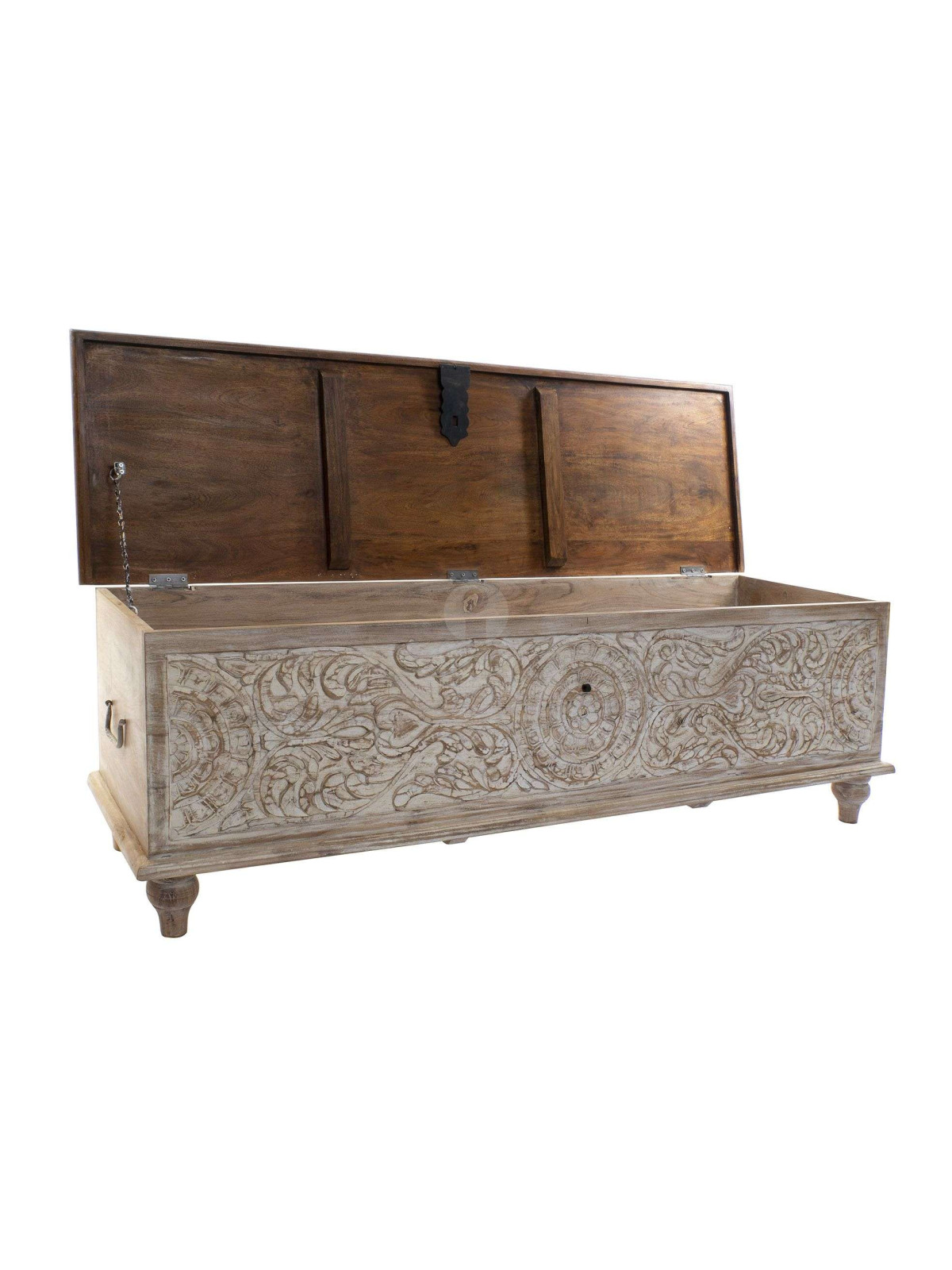 Coffre oriental sculpté