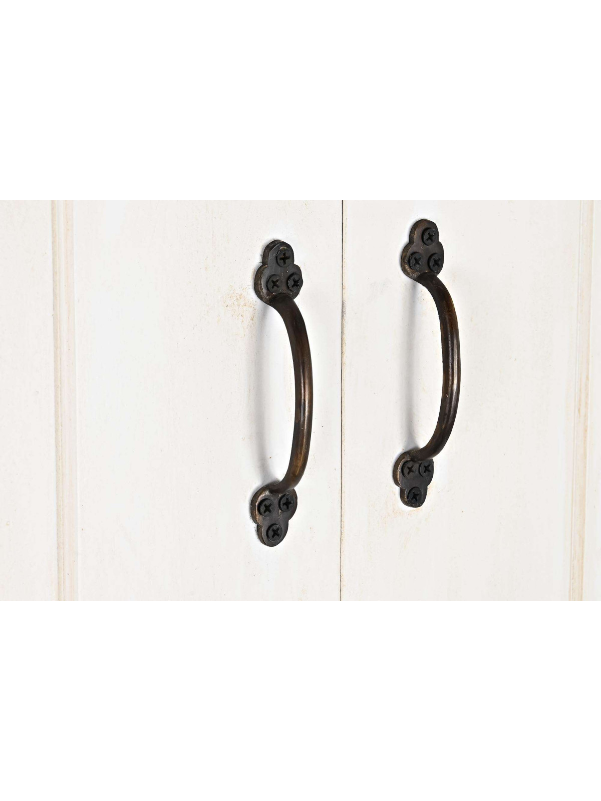 Armoire orientale en bois de manguier patiné