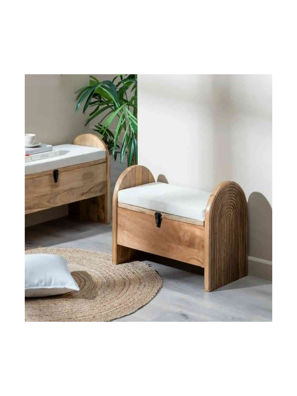 Banc en bois de manguier et tissu blanc